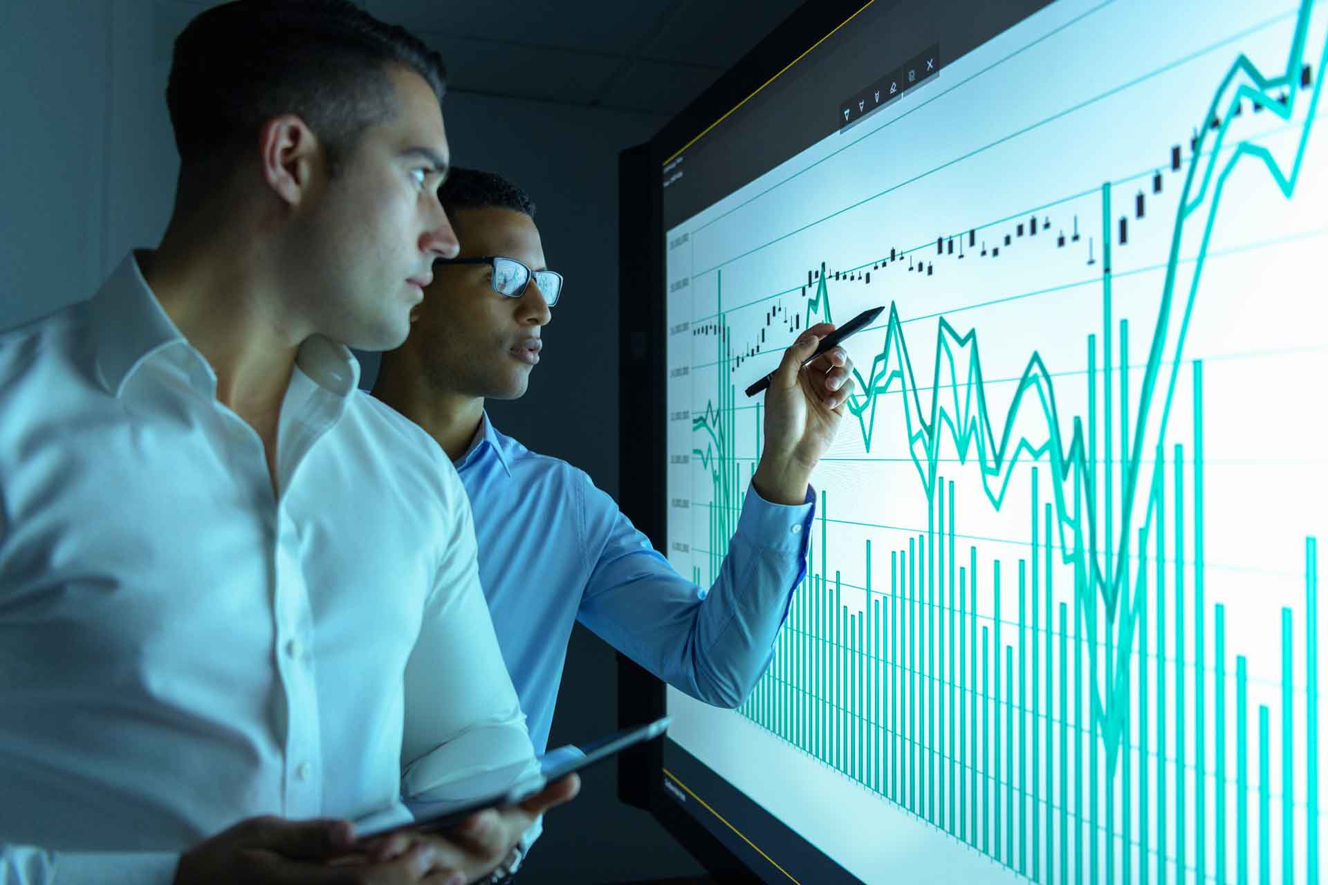 men-analysing-graph